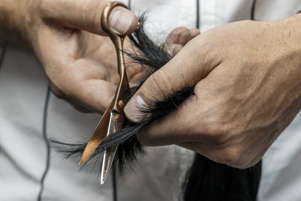 Friseurschere wird an echtem Haar getestet