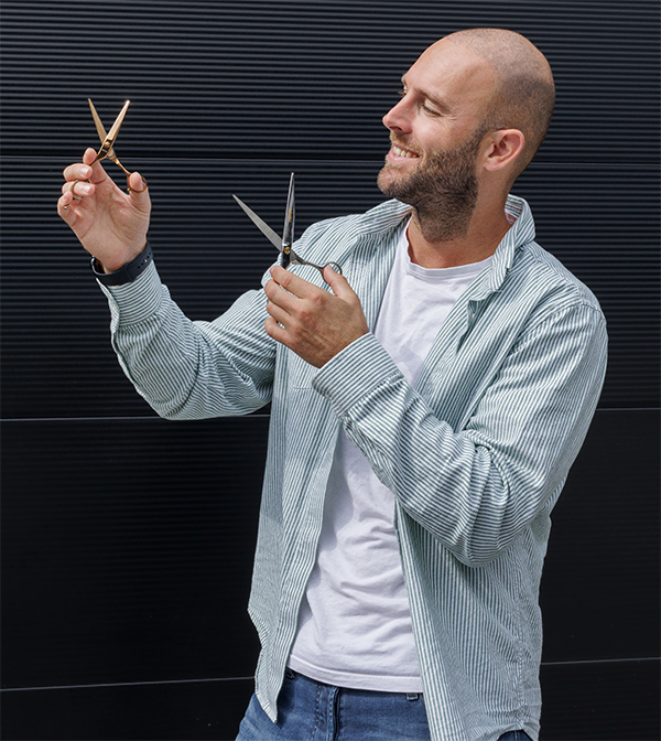 Rick van der Linden mit geschliffenen Friseurscheren